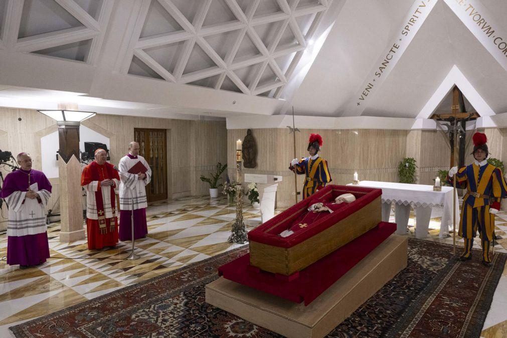 Vaticano divulga primeiras imagens do Papa no caixão