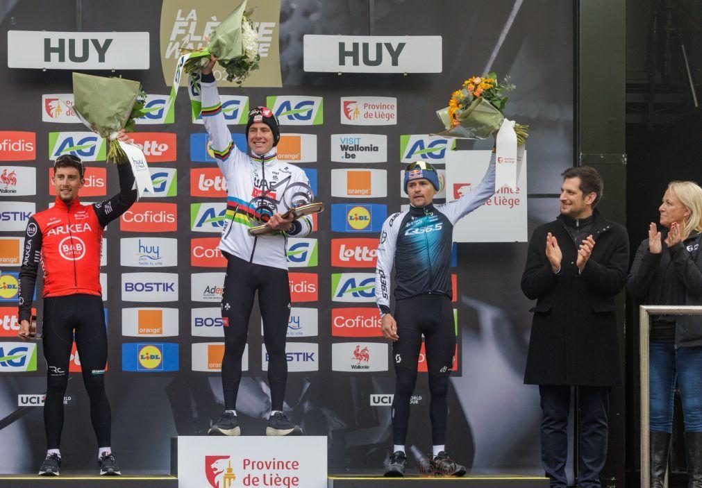 Tadej Pogacar vence La Flèche Wallonne sem concorrência