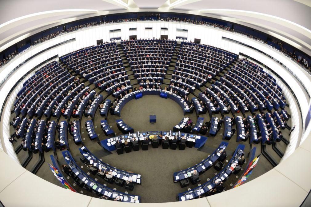 CORREÇÃO DO TÍTULO: China prepara suspensão de sanções a eurodeputados com vista a acordo de investimento