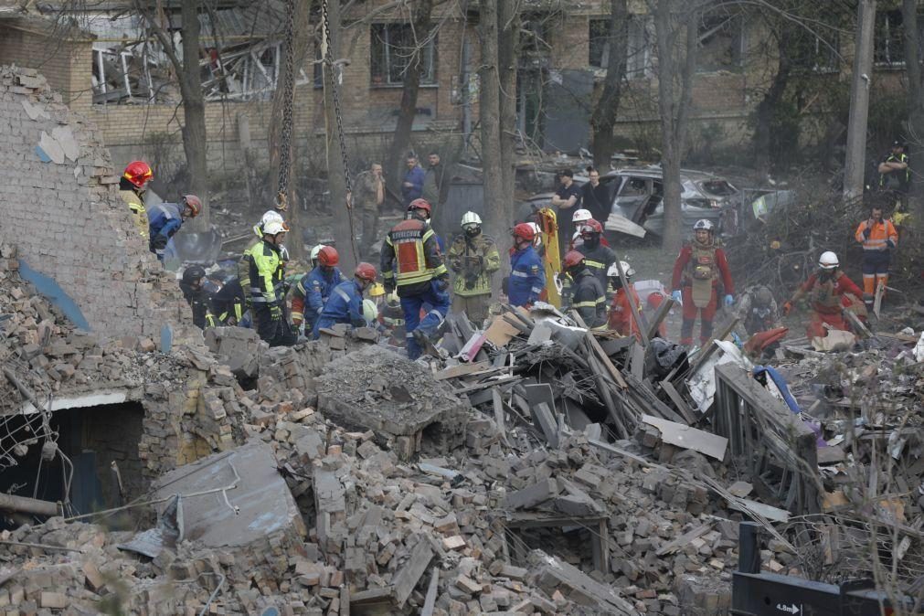 Sobe para 12 número de mortos em ataque russo contra Kiev