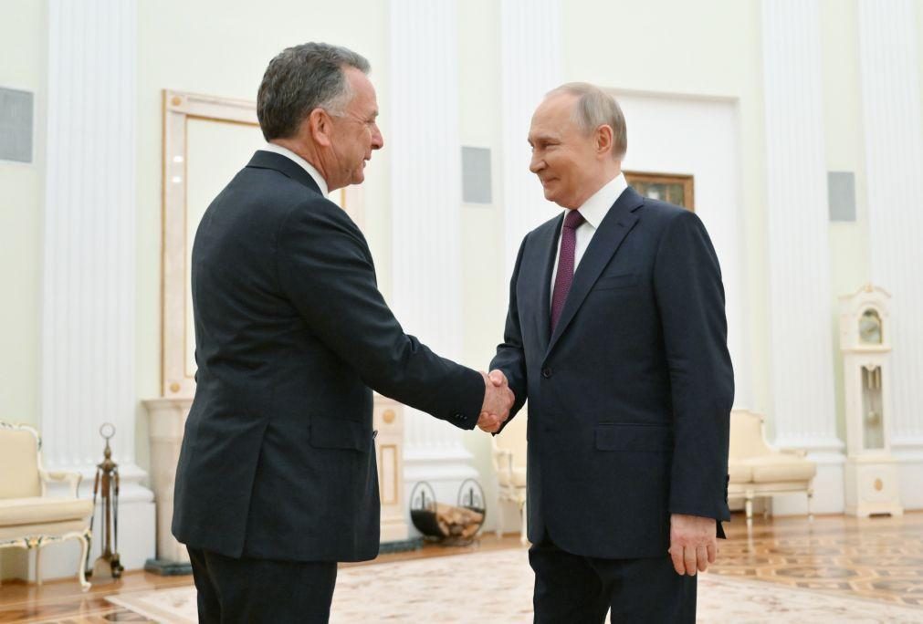 Putin e enviado da Casa Branca discutem negociações diretas com Kiev