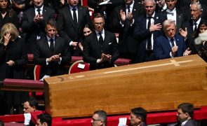 Corpo de Francisco a caminho da Basílica onde será sepultado