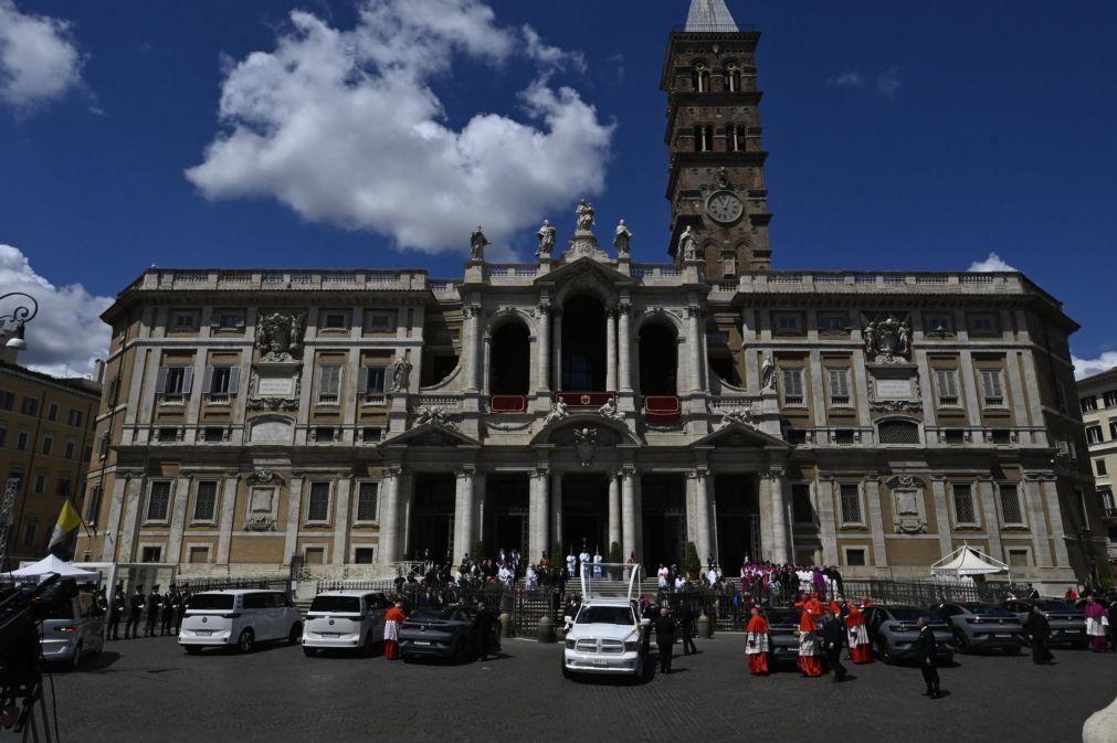 Pobres recebem Francisco à chegada ao local onde será sepultado