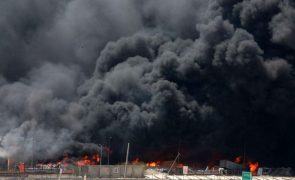 Combate ao incêndio no porto no Irão mantém-se pelo terceiro dia