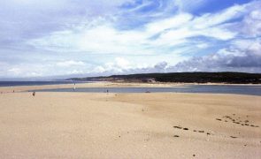 Moradores exigem celeridade na abertura da Lagoa de Albufeira, em Sesimbra