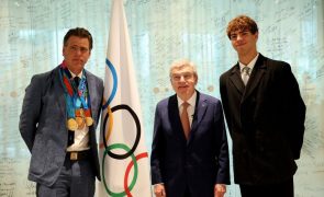 Gary Hall Jr. recebe réplicas das 10 medalhas perdidas nos incêndios de Los Angeles
