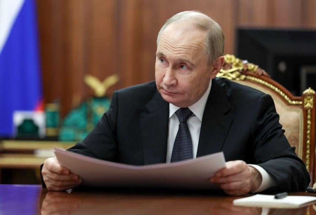 Putin defende