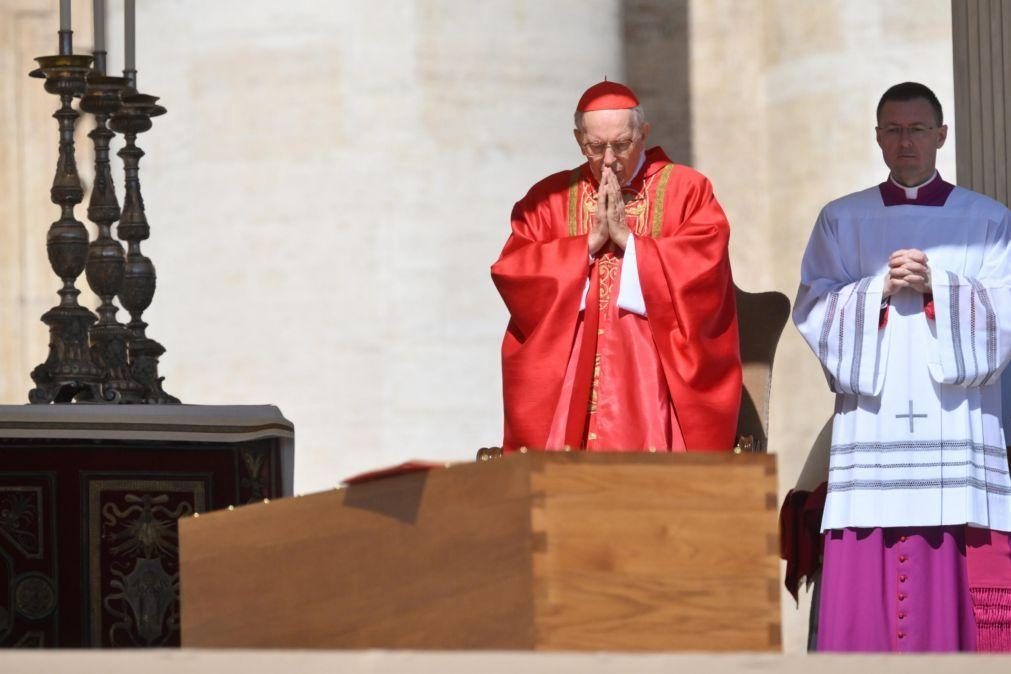 Cardeais iniciam votação de sucessor de Francisco preocupados com unidade da Igreja