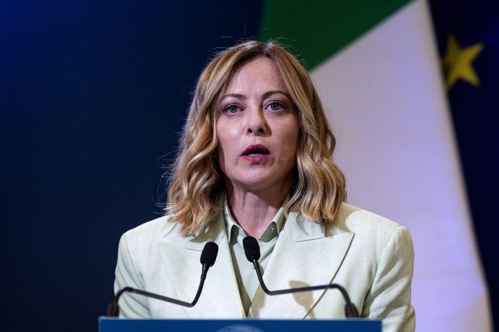 Meloni acusa juízes de quererem manter em Itália imigrantes ilegais criminosos