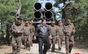 Líder norte-coreano supervisiona exercício de contra-ataque nuclear com mísseis