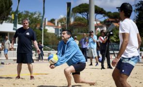 Rocha em jogo de vólei de praia promete acolher na sua quadra quem quiser mudança