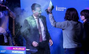 Rui Rocha atingido com tinta verde durante comício em Lisboa