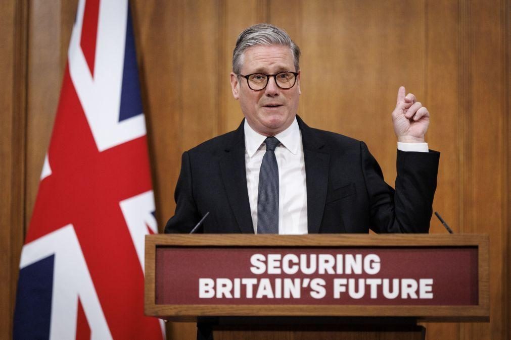 PM britânico anuncia medidas para reduzir imigração perante popularidade dos populistas