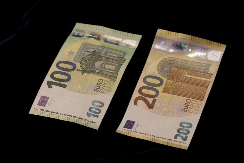 Euro cai e fica abaixo de 1,11 dólares