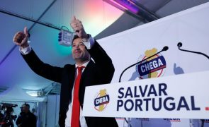 Presidente do Chega sente-se mal e é retirado do palco em Tavira