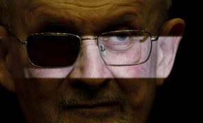 Agressor de Salman Rushdie condenado a 25 anos de prisão efetiva