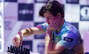 Grande mestre do xadrez Magnus Carlsen enfrenta empate em jogo contra 140 mil pessoas