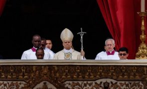 Papa Leão XIV recebeu emocionado símbolos do poder papal