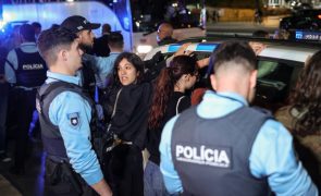 Ativistas climáticos protestam e são retirados pela PSP frente ao hotel da AD