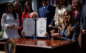 Trump assina projeto de lei que torna 