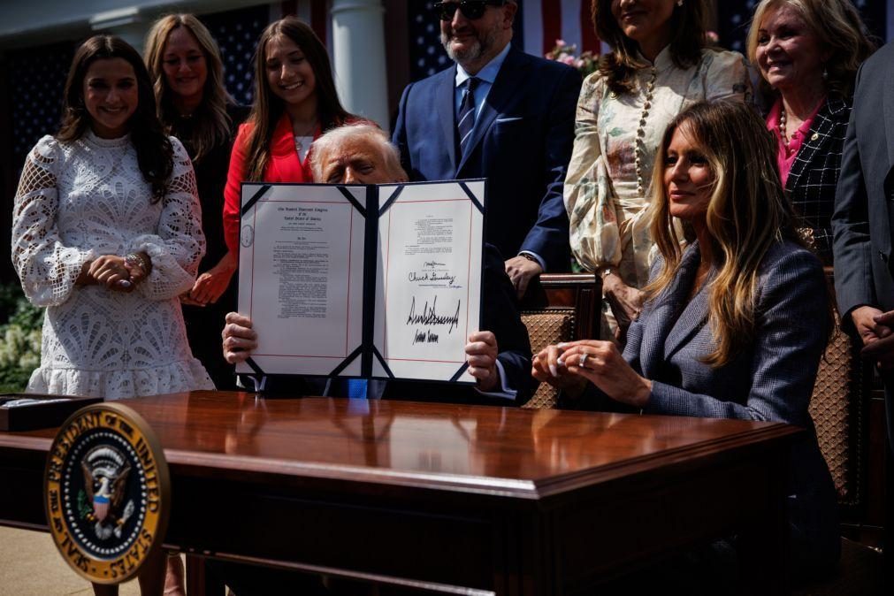 Trump assina projeto de lei que torna
