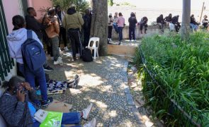 Imigrantes em Portugal esperam dias e dormem na rua para validar documentos