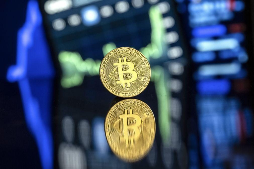 Bitcoin atinge novo máximo histórico de quase 112 mil dólares
