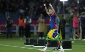 Internacional brasileiro Raphinha renova com o FC Barcelona até 2028