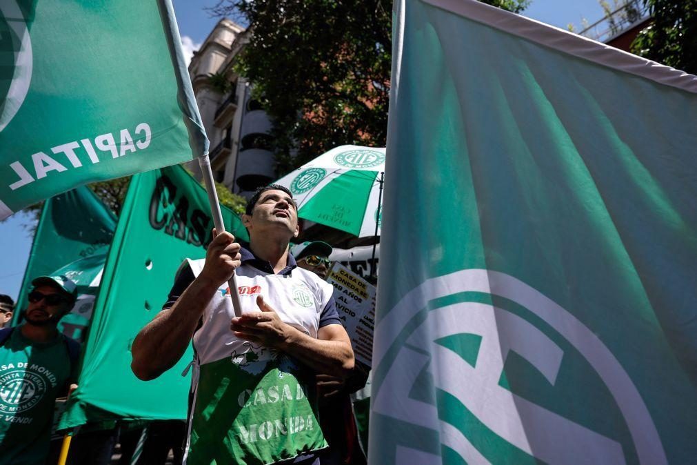 Sindicatos protestam contra decreto que limita direito à greve na Argentina
