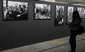 Exposição de fotografia que traz a Portugal o olhar estrangeiro sobre a revolução de Abril patente a partir de sábado