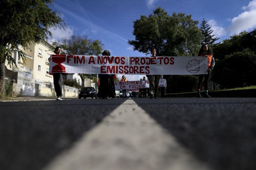 Grupo Climáximo coloca faixa contra aeroporto no Campo de Tiro de Alcochete