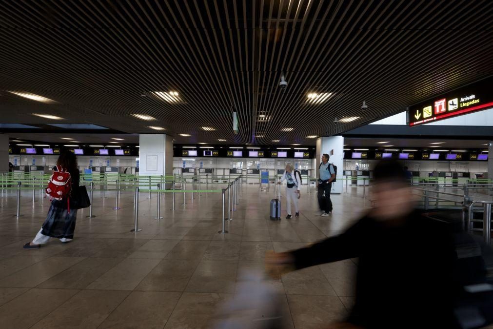 Centenas de pessoas vivem no aeroporto de Madrid em situação