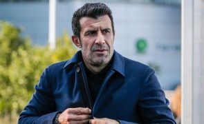 Luís Figo Confronta adeptos do Barcelona e faz gesto obsceno após ser chamado 'traidor' (Vídeo)