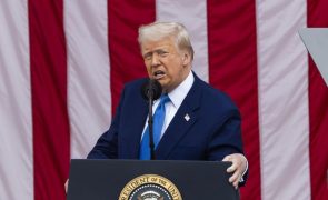 Trump insulta antecessor e juízes no Dia da Memória