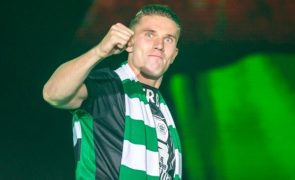 Viktor Gyökeres Craque do Sporting rendido a esta praia portuguesa!