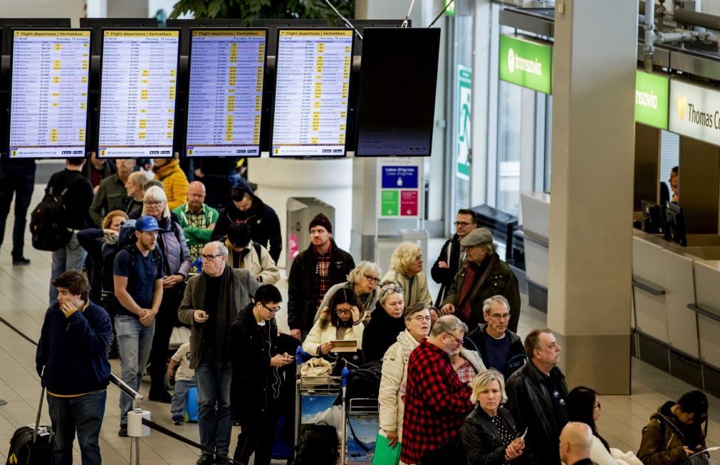 Forte tempestade no norte da Europa provoca caos nos transportes