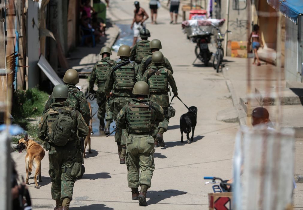 Polícia brasileira realiza operação contra o tráfico de droga em favela do Rio de Janeiro