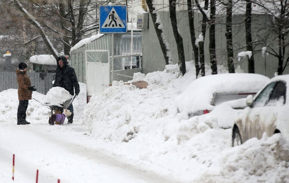 Neve e chuva paralisam capital da Rússia e causam um morto