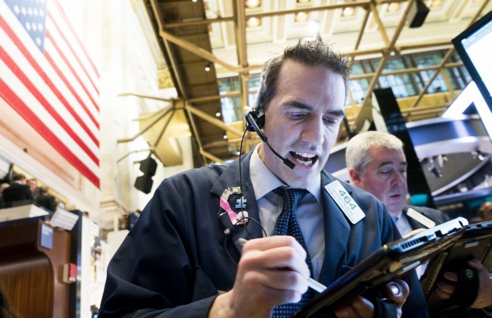 Wall Street encerra com fortes perdas e Dow Jones recua mais de 4%