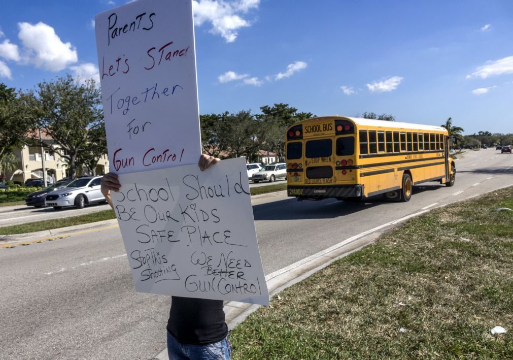 Sobreviventes da matança de Parkland arrasam Trump por causa do controlo e venda de armas