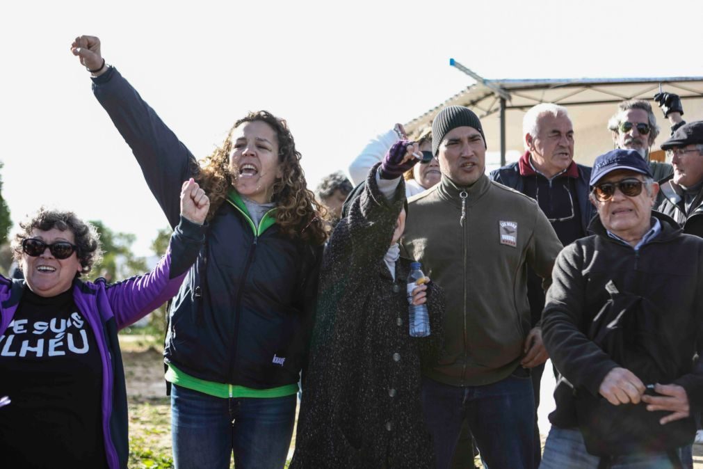 Dezenas de pessoas contestam posse de casas para demolir na ria Formosa