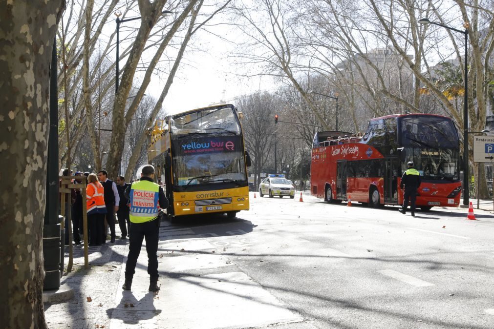 Autocarros de dois andares poderão deixar de circular na faixa 'Bus' na Av. da Liberdade