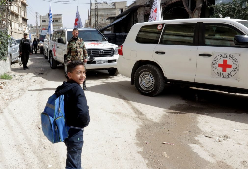 Comboio humanitário entrou no feudo rebelde de Ghouta oriental, na Síria