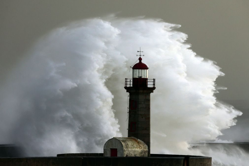 Ondas excecionalmente fortes vão atingir costa de Portugal. Podem chegar aos 15 metros