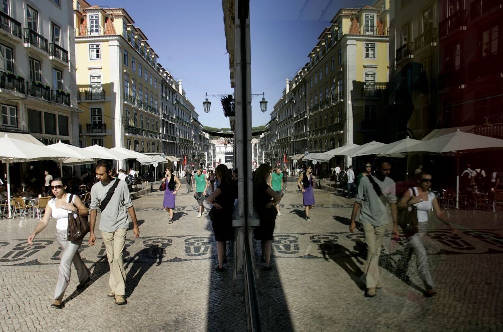 Fortes chuvas originam buraco de «dimensões consideráveis» na rua Garrett, Lisboa