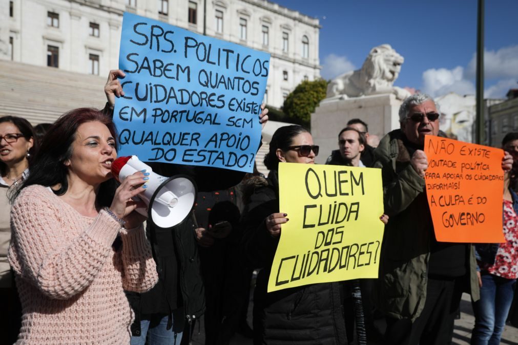 Milhares de pessoas recusam-se a institucionalizar familiares: «Somos tratados como lixeiros»