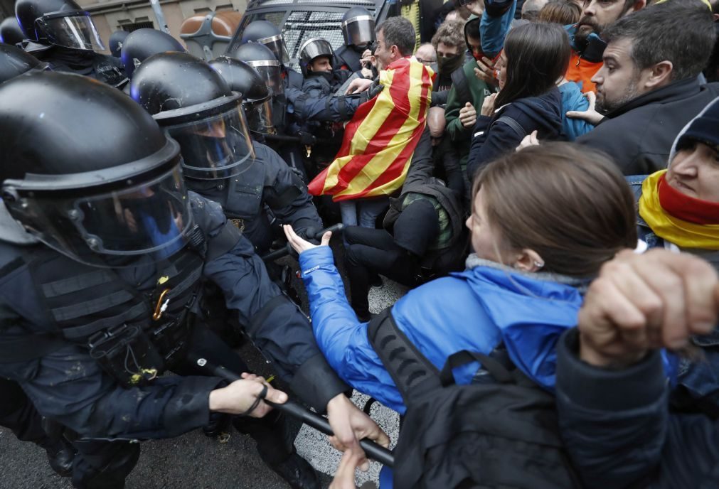 Três detidos e 17 feridos em confrontos com polícia em Barcelona