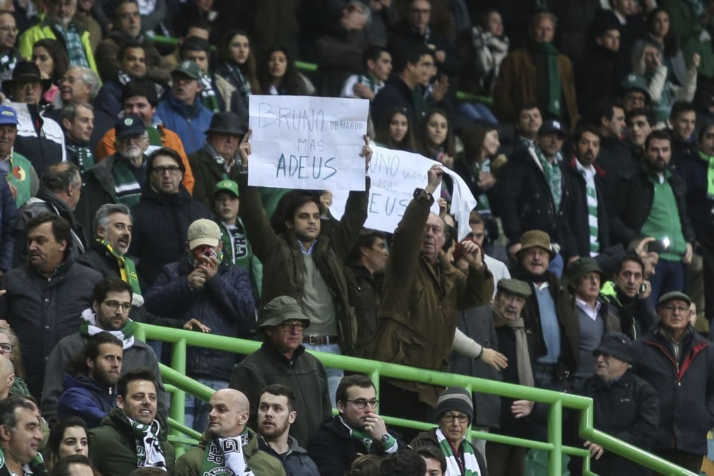 Adeptos do Sporting assobiam e pedem demissão de Bruno de Carvalho