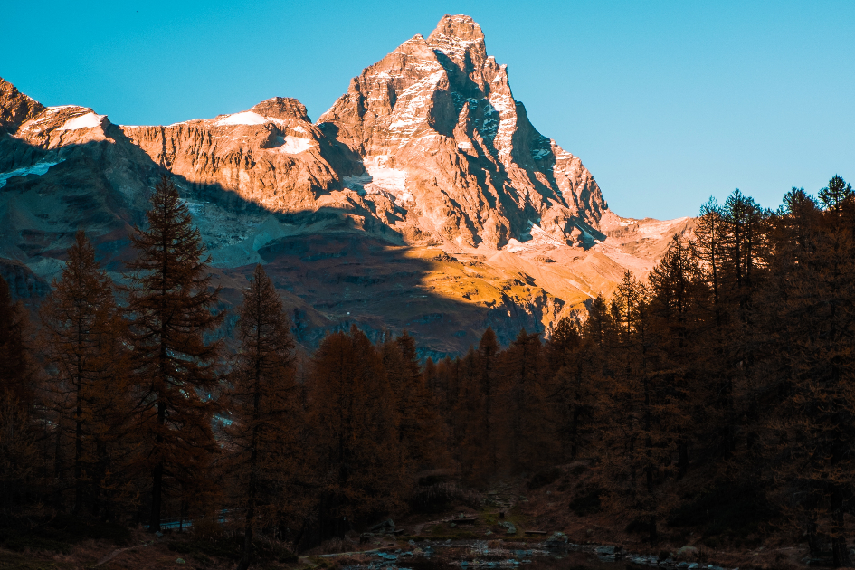 Turista alcoolizado perdeu-se e escalou 2400 metros nos Alpes achando que estava a chegar ao hotel