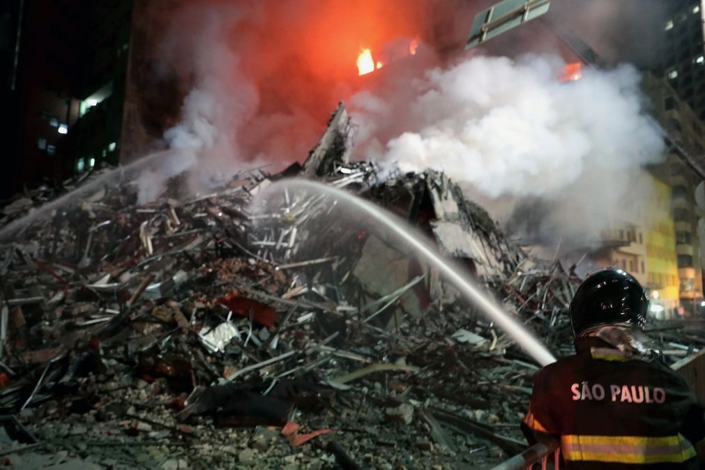 Arranha-céus de São Paulo desaba após incêndio e faz pelo menos um morto